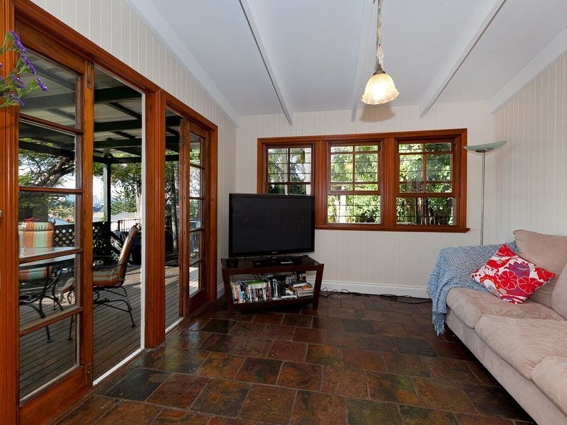 16 Kings Road, Taringa QLD 4068