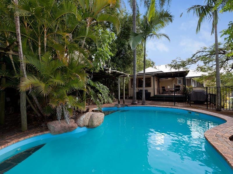 16 Kings Road, Taringa QLD 4068
