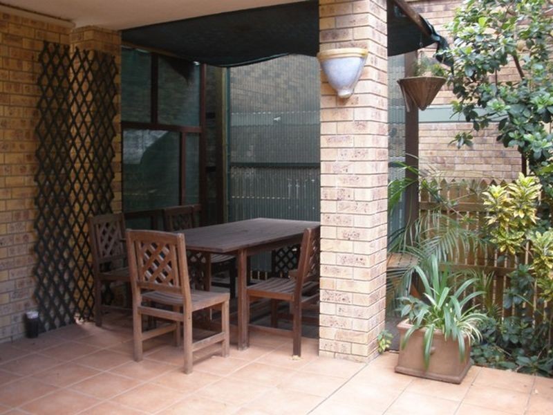 2/124 Carmody Road, St Lucia QLD 4067