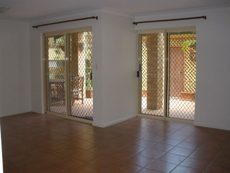 2/124 Carmody Road, St Lucia QLD 4067