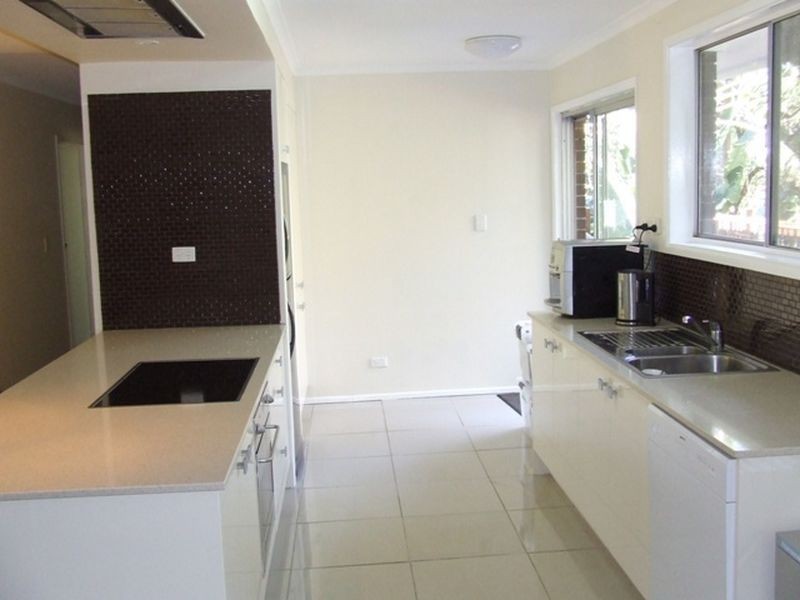 6 Neptune Street, Chapel Hill QLD 4069