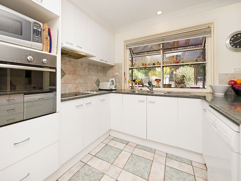 16 Campbell Crescent, Bellbowrie QLD 4070