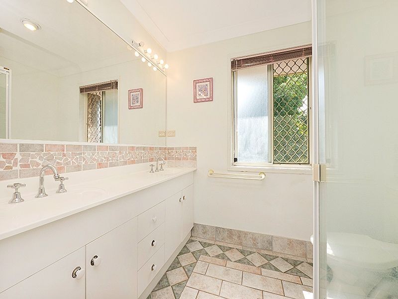 16 Campbell Crescent, Bellbowrie QLD 4070