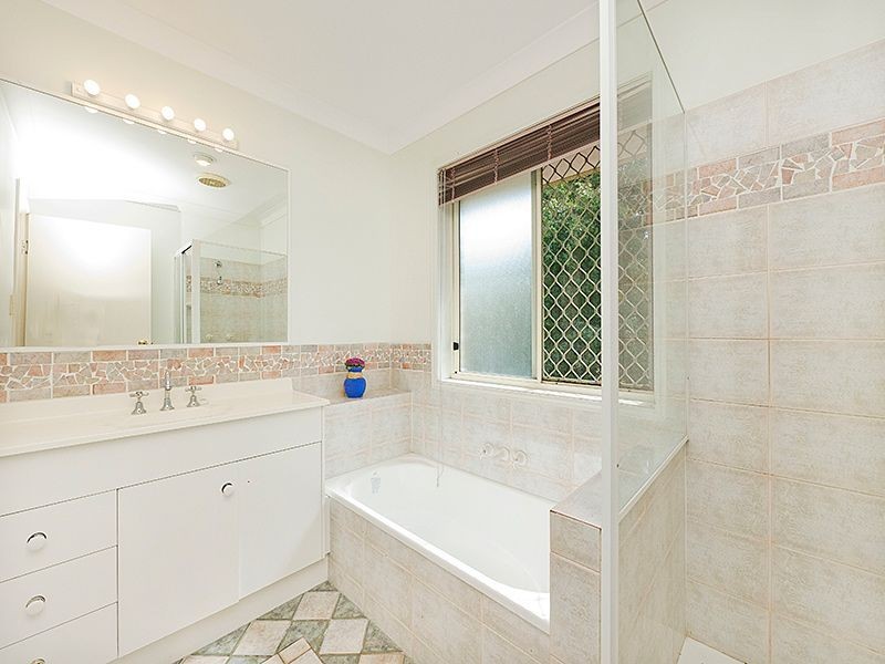 16 Campbell Crescent, Bellbowrie QLD 4070