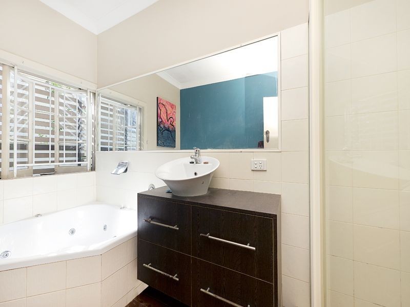 10 Newcross Street, Indooroopilly QLD 4068