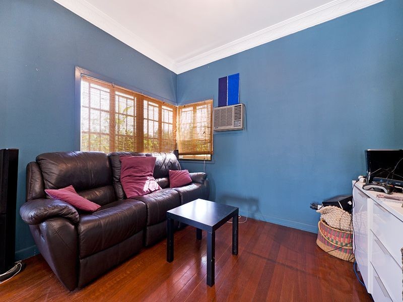 10 Newcross Street, Indooroopilly QLD 4068