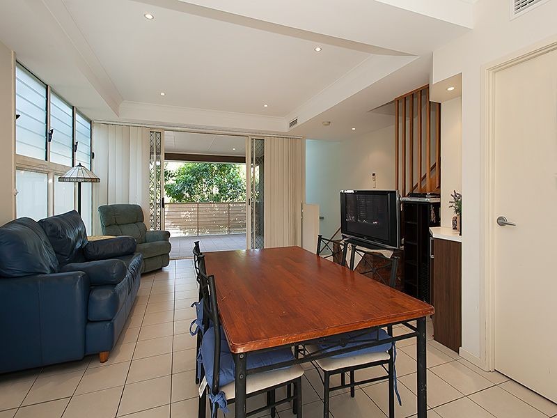 1/163 Central Avenue, Indooroopilly QLD 4068