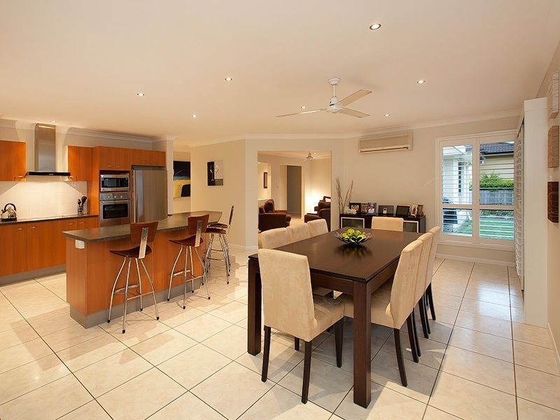 16 Ellerwood Place, Sinnamon Park QLD 4073