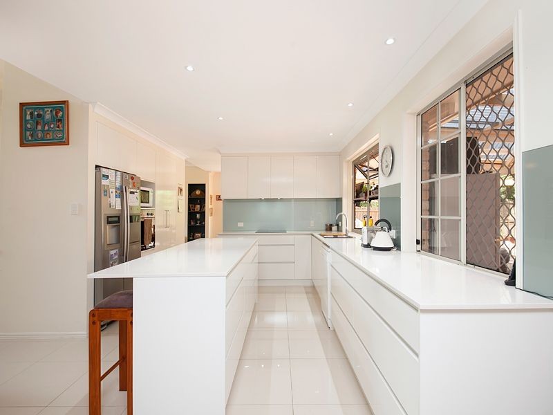 16 Campbell Crescent, Bellbowrie QLD 4070