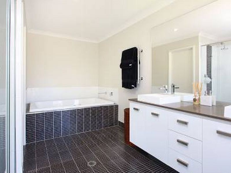 21 Hendos Place, Moggill QLD 4070