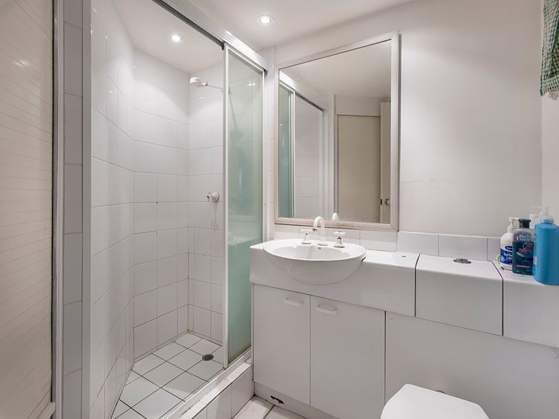 2/214 Sir Fred Schonell Drive, St Lucia QLD 4067