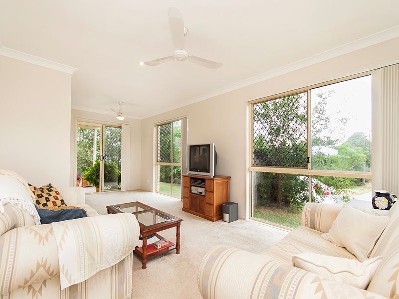 2/4 Woodswallow Place, Bellbowrie QLD 4070