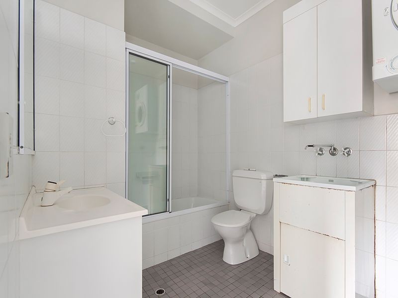 8/8 Carr Street, St Lucia QLD 4067