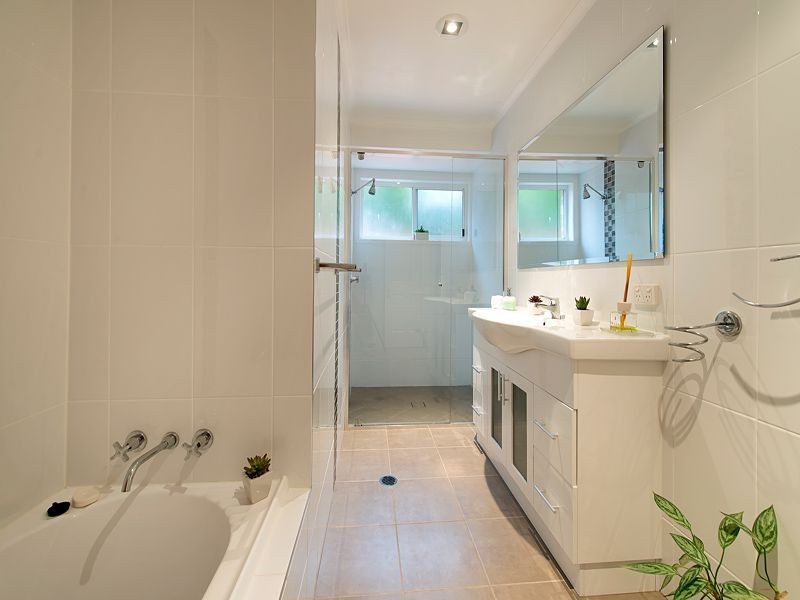 81 Greenford Street, Chapel Hill QLD 4069