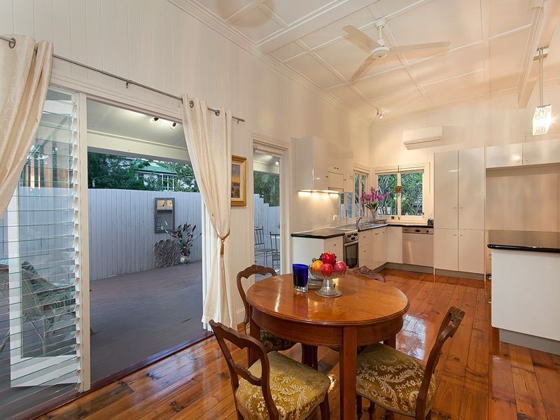 208 Cliveden Avenue, Corinda QLD 4075