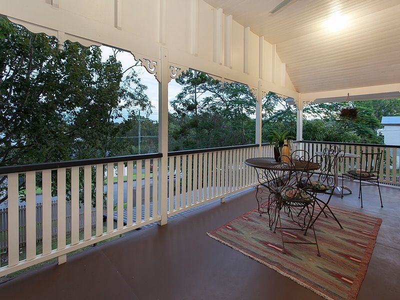 208 Cliveden Avenue, Corinda QLD 4075