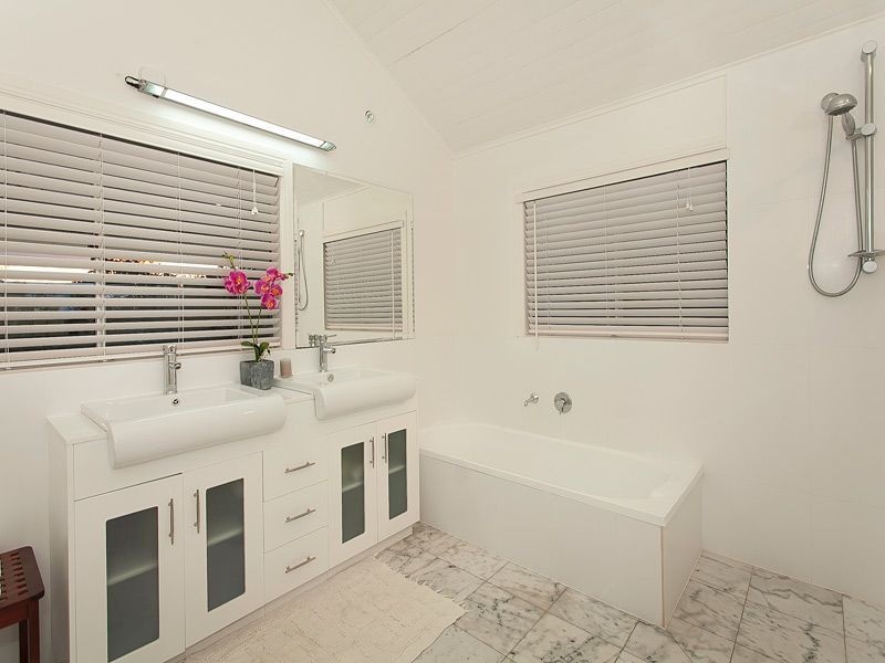 208 Cliveden Avenue, Corinda QLD 4075