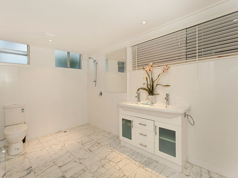 208 Cliveden Avenue, Corinda QLD 4075