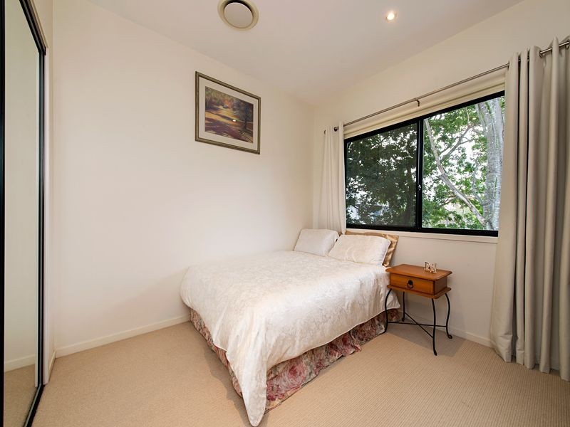 40 Raven Street, St Lucia QLD 4067