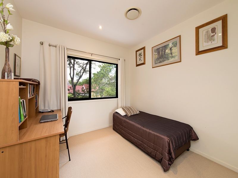 40 Raven Street, St Lucia QLD 4067