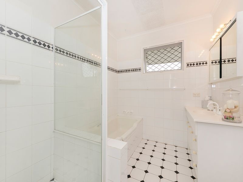 3 Crestview Street, Kenmore QLD 4069