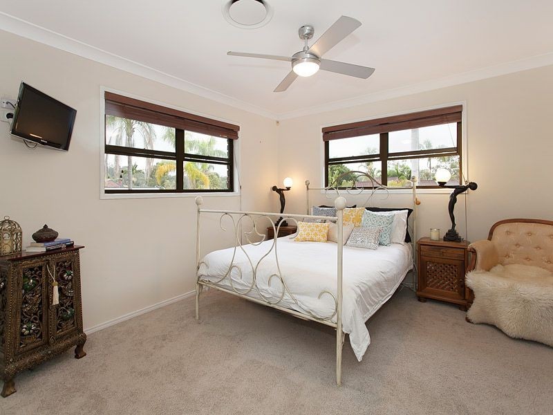 60 Marmindie Street, Chapel Hill QLD 4069