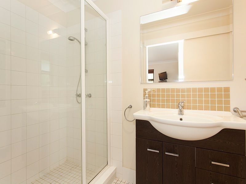 60 Marmindie Street, Chapel Hill QLD 4069