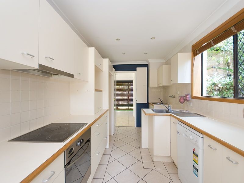 8 Neptune Street, Chapel Hill QLD 4069