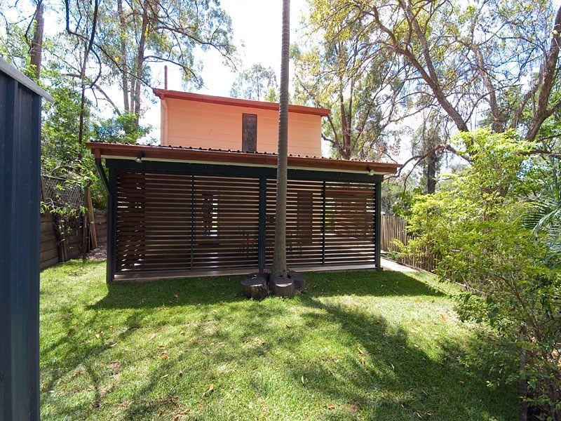 8 Neptune Street, Chapel Hill QLD 4069