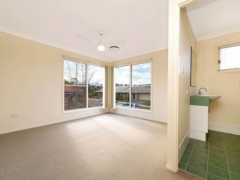 2/28 Golden Crest Place, Bellbowrie QLD 4070