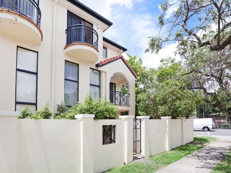 1/1 Laurence Street, St Lucia QLD 4067