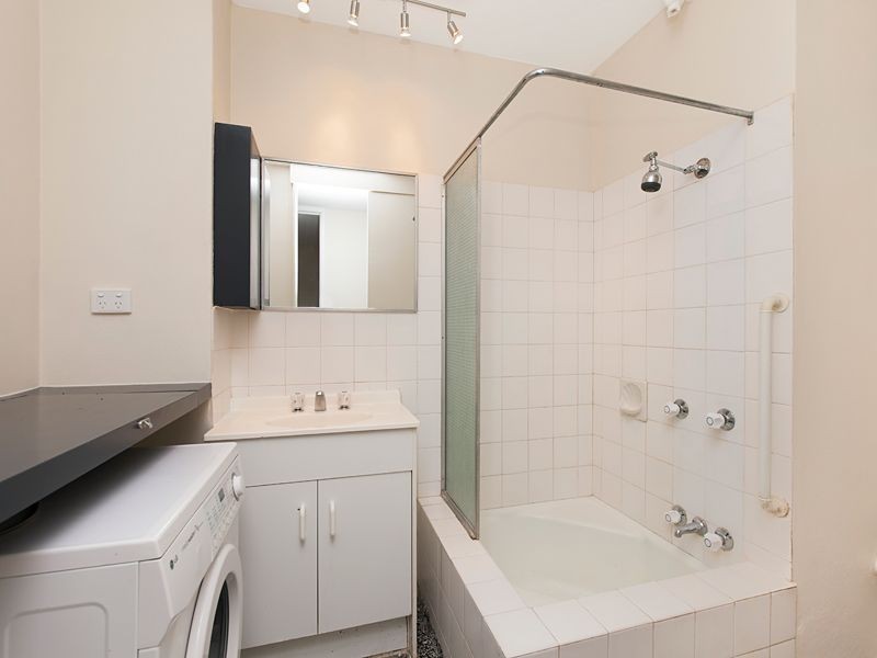 2/15 Sir Fred Schonell Drive, St Lucia QLD 4067