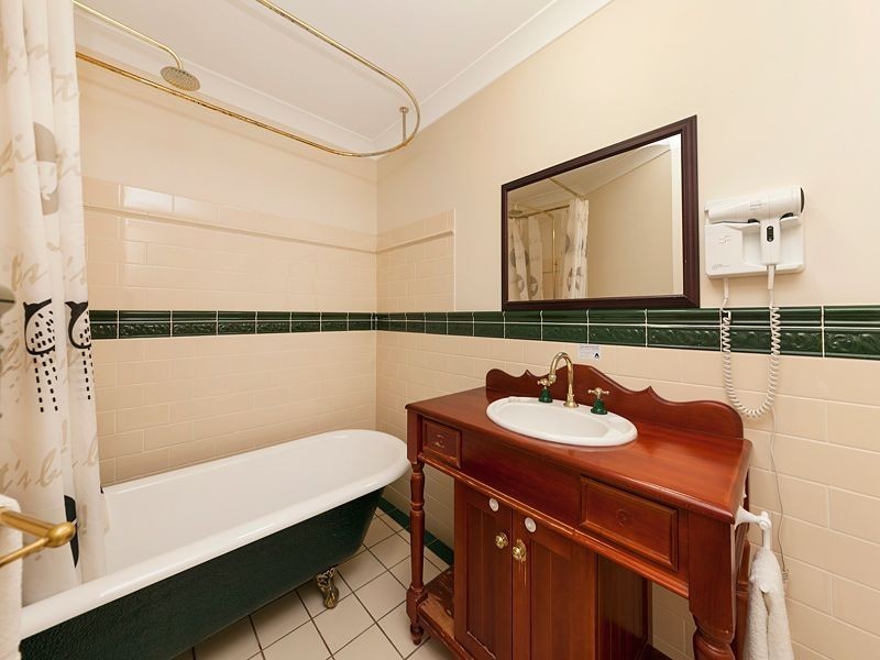 12/87 Russell Terrace, Indooroopilly QLD 4068