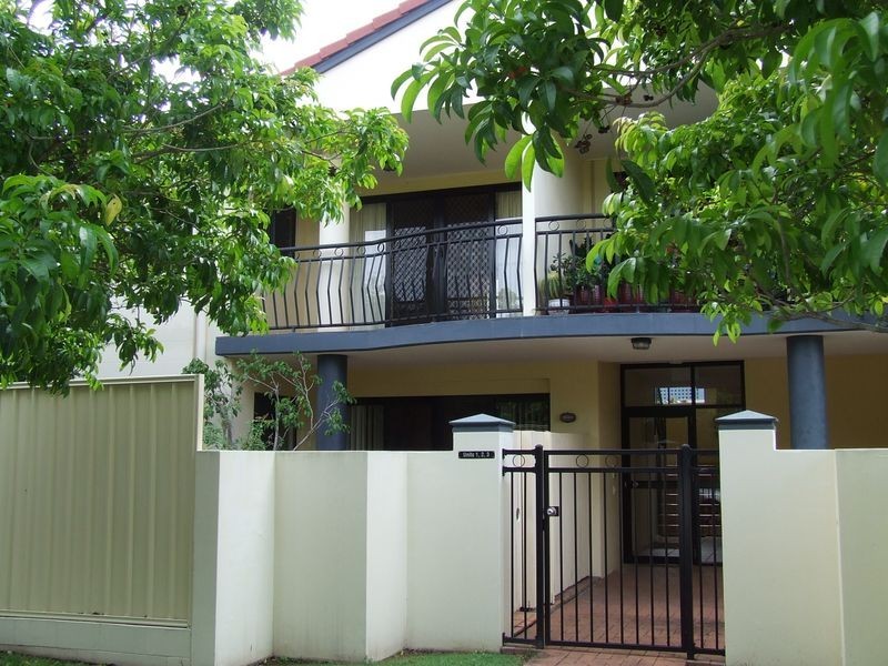 2/11 Holland Street, Toowong QLD 4066