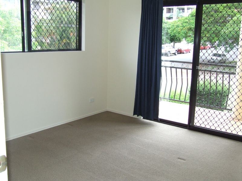 2/11 Holland Street, Toowong QLD 4066