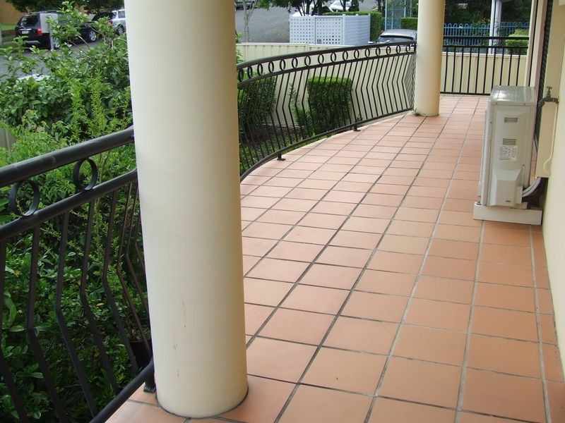 2/11 Holland Street, Toowong QLD 4066