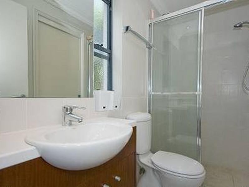 2/60 Kensington Terrace, Toowong QLD 4066