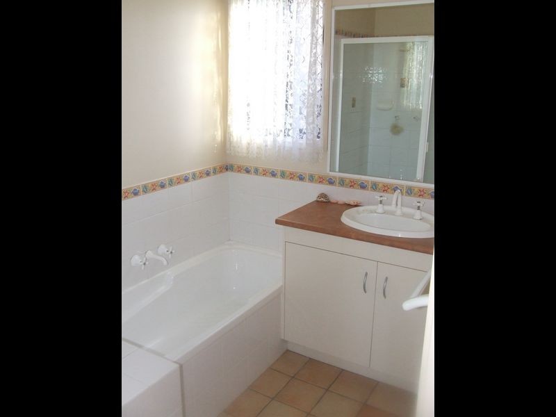 8 Taradale Close, Moggill QLD 4070