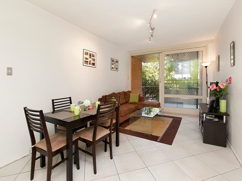 2/225 Carmody Road, St Lucia QLD 4067