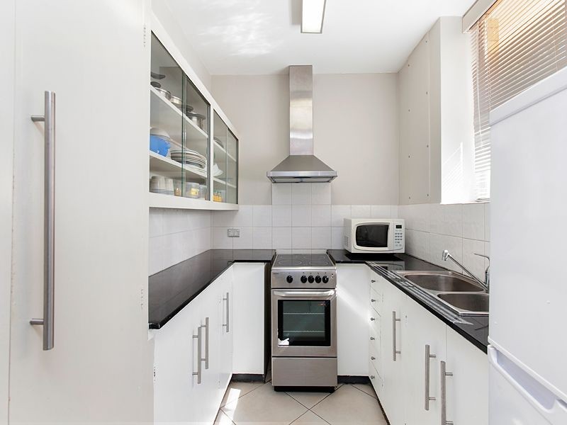 2/225 Carmody Road, St Lucia QLD 4067