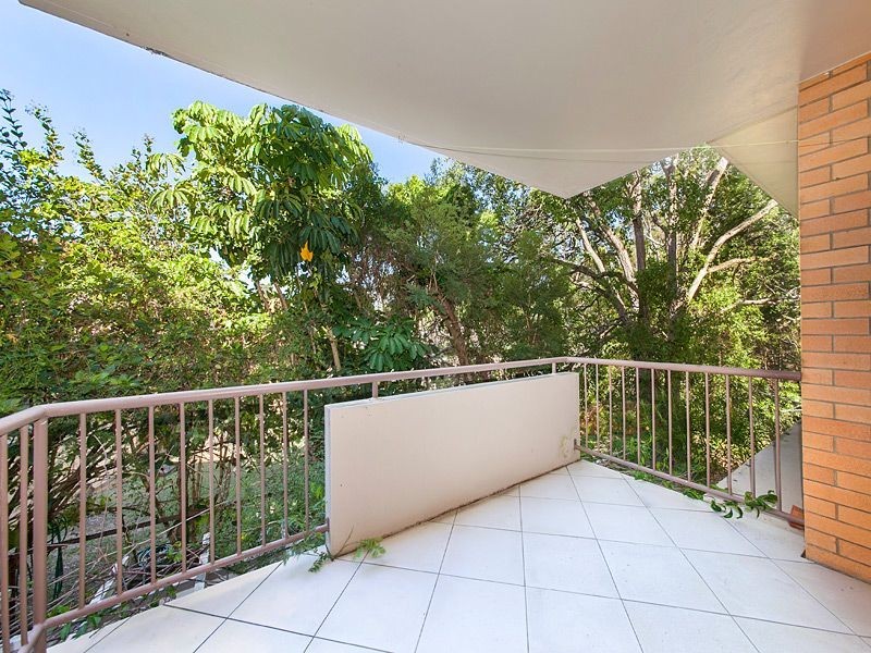 2/225 Carmody Road, St Lucia QLD 4067