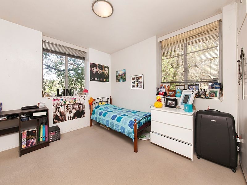 2/225 Carmody Road, St Lucia QLD 4067