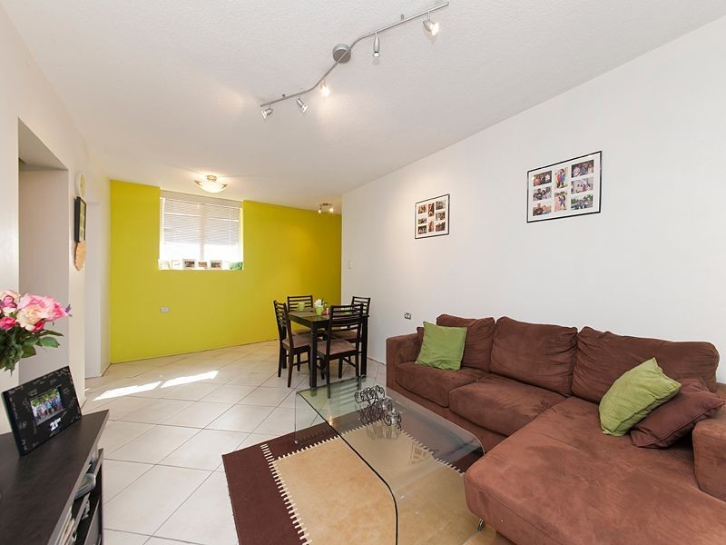 2/225 Carmody Road, St Lucia QLD 4067