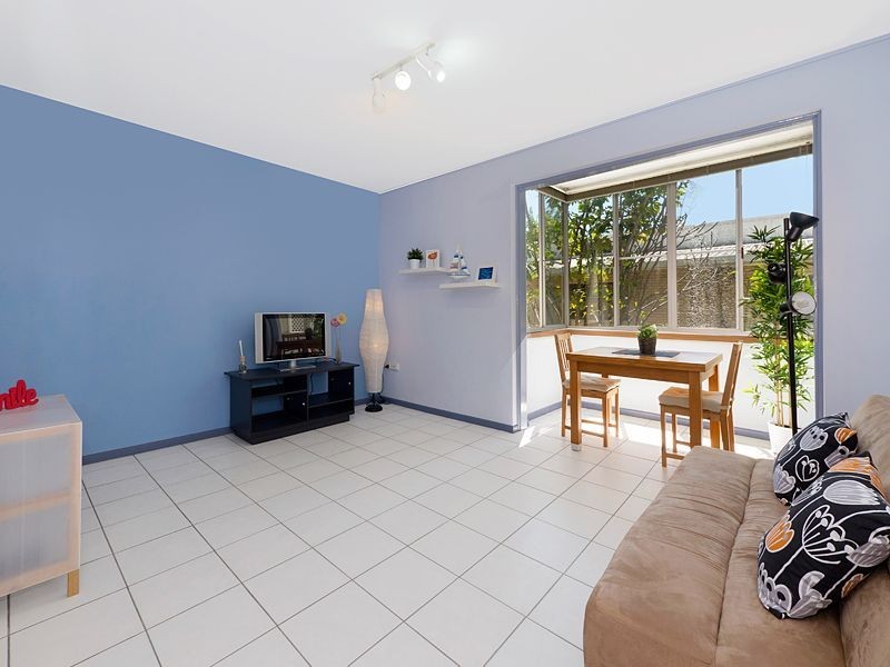 2/70 Mitre Street, St Lucia QLD 4067