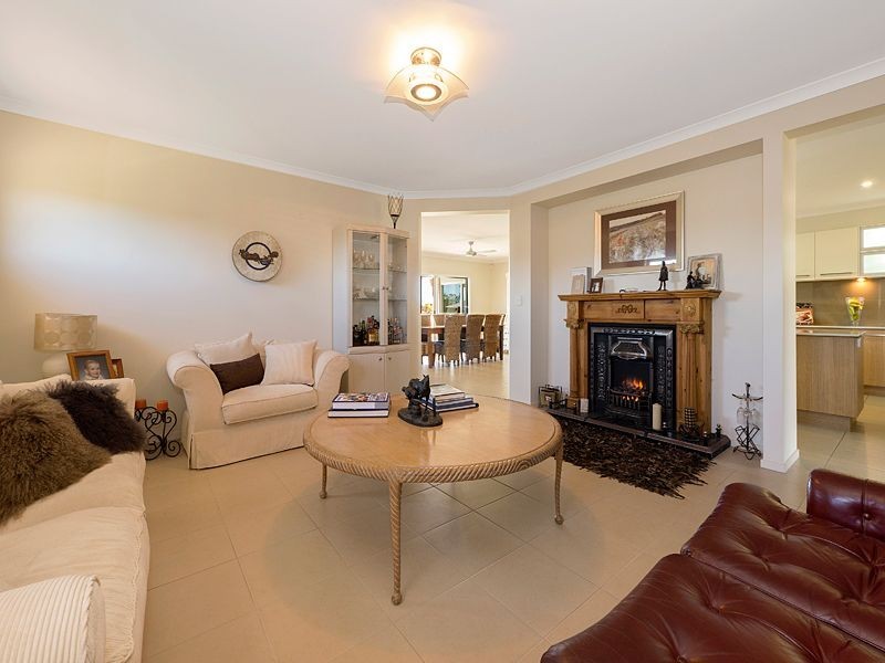 4 Kauri Pine Close, Moggill QLD 4070
