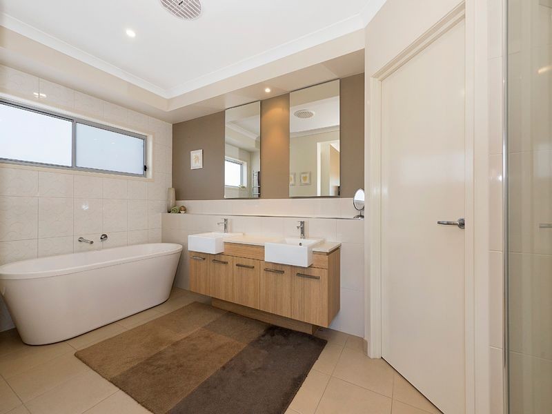 4 Kauri Pine Close, Moggill QLD 4070