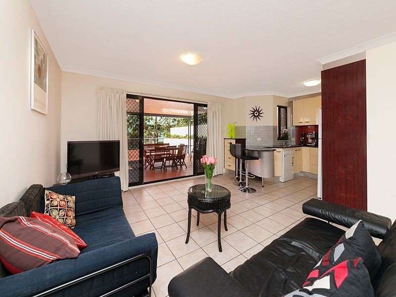 2/194 Carmody Road, St Lucia QLD 4067