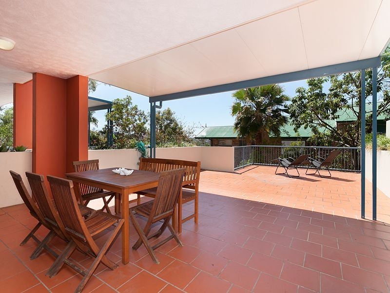 2/194 Carmody Road, St Lucia QLD 4067