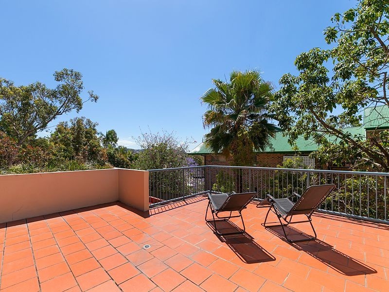 2/194 Carmody Road, St Lucia QLD 4067