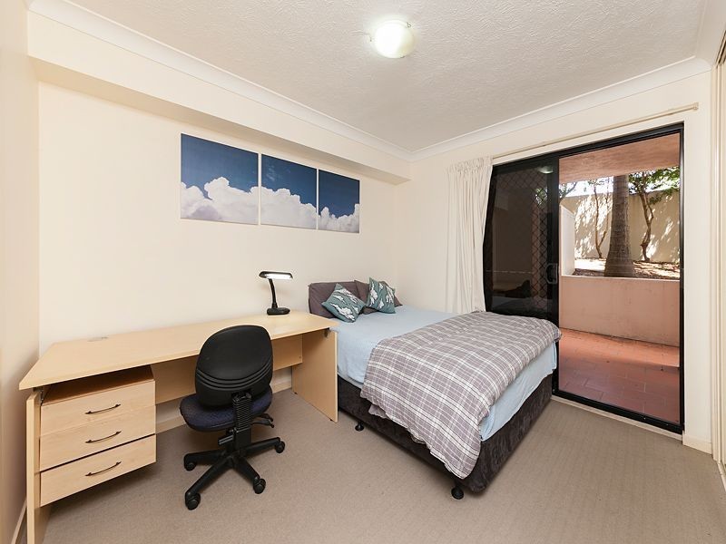 2/194 Carmody Road, St Lucia QLD 4067